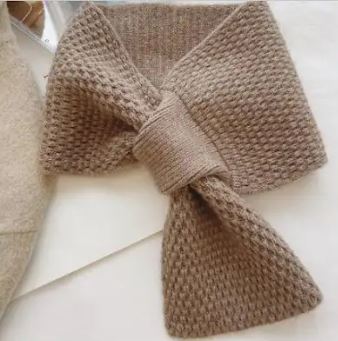 Women's cozy scarf with elegant bow design and high-quality workmanship, size S