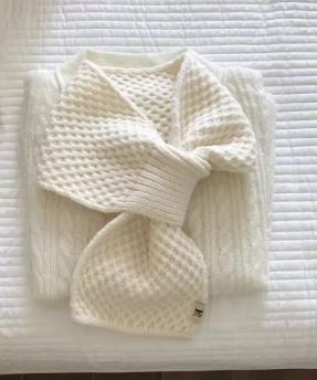 Women's cozy scarf with elegant bow design and high-quality workmanship, size S