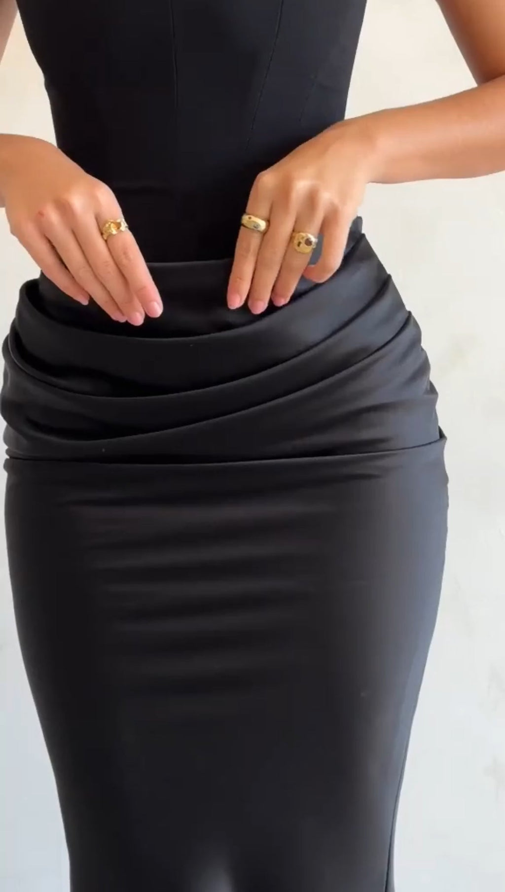 Kleid mit Satinschwanz | Lassen Sie alle Blicke auf sich richten