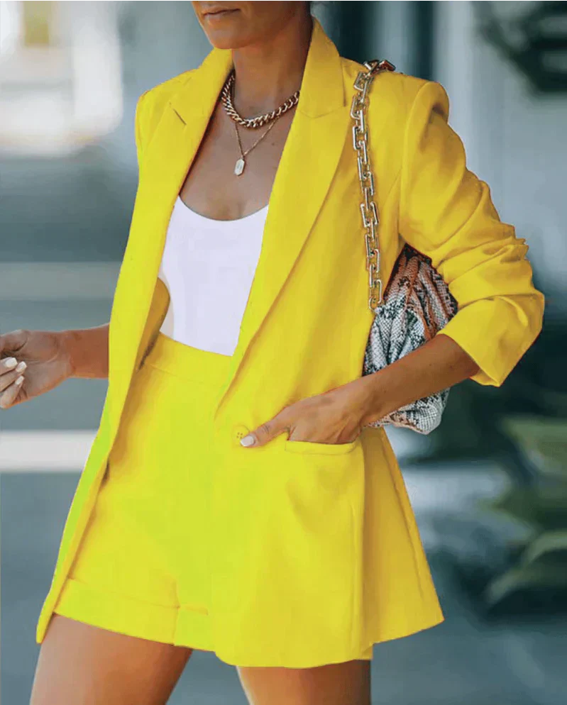 Valenzora | Stylish set consisting of an elegant blazer and casual shorts