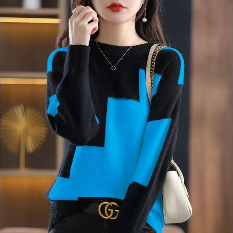 Contrasting sweater with slit