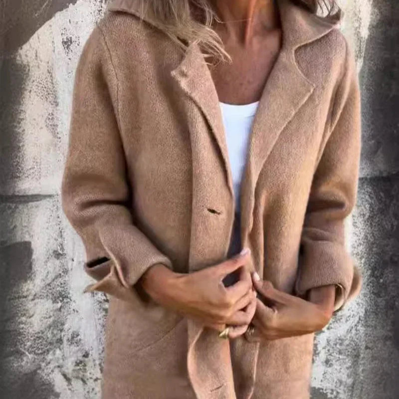Valenzora | Kuschelige, mittellange Strickjacke für Damen mit hochgekrempelten Ärmeln