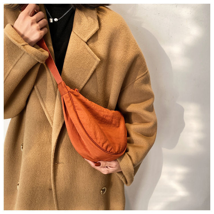 Valenzora | Crescent-shaped bag
