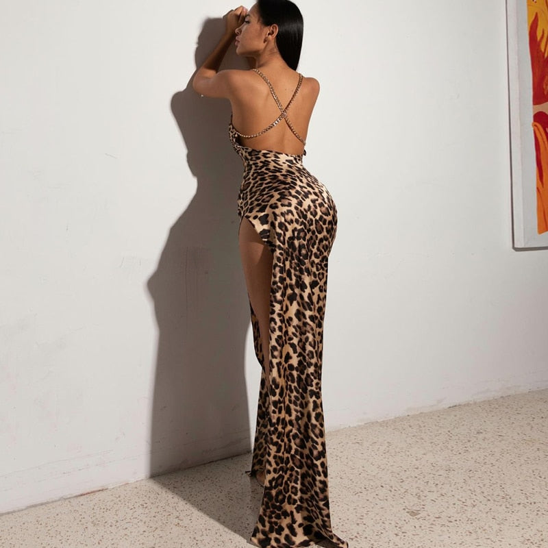 Valenzora | Abendkleid mit Leopardenprint, hohem Schlitz und Ketten-Trägern