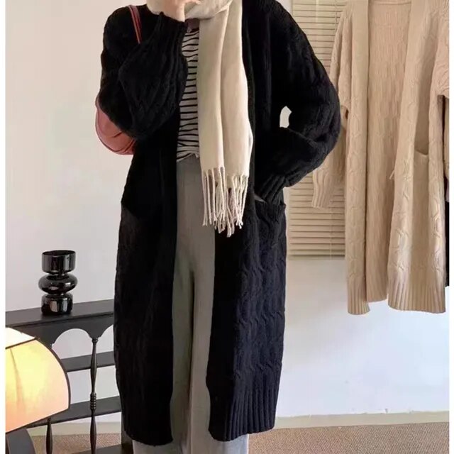 Der lässige, dicke, gestrickte lange Mantel