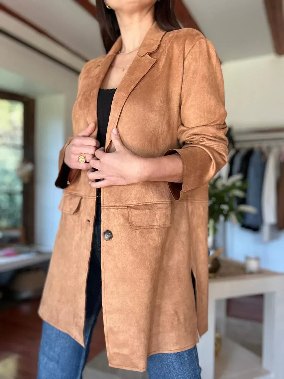 Valenzora | Wildlederblazer für Damen – taillierte, kamelfarbene Jacke mit Knöpfen und Taschen