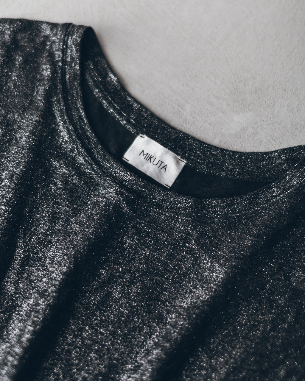Valenzora | The dark glittery linen dress