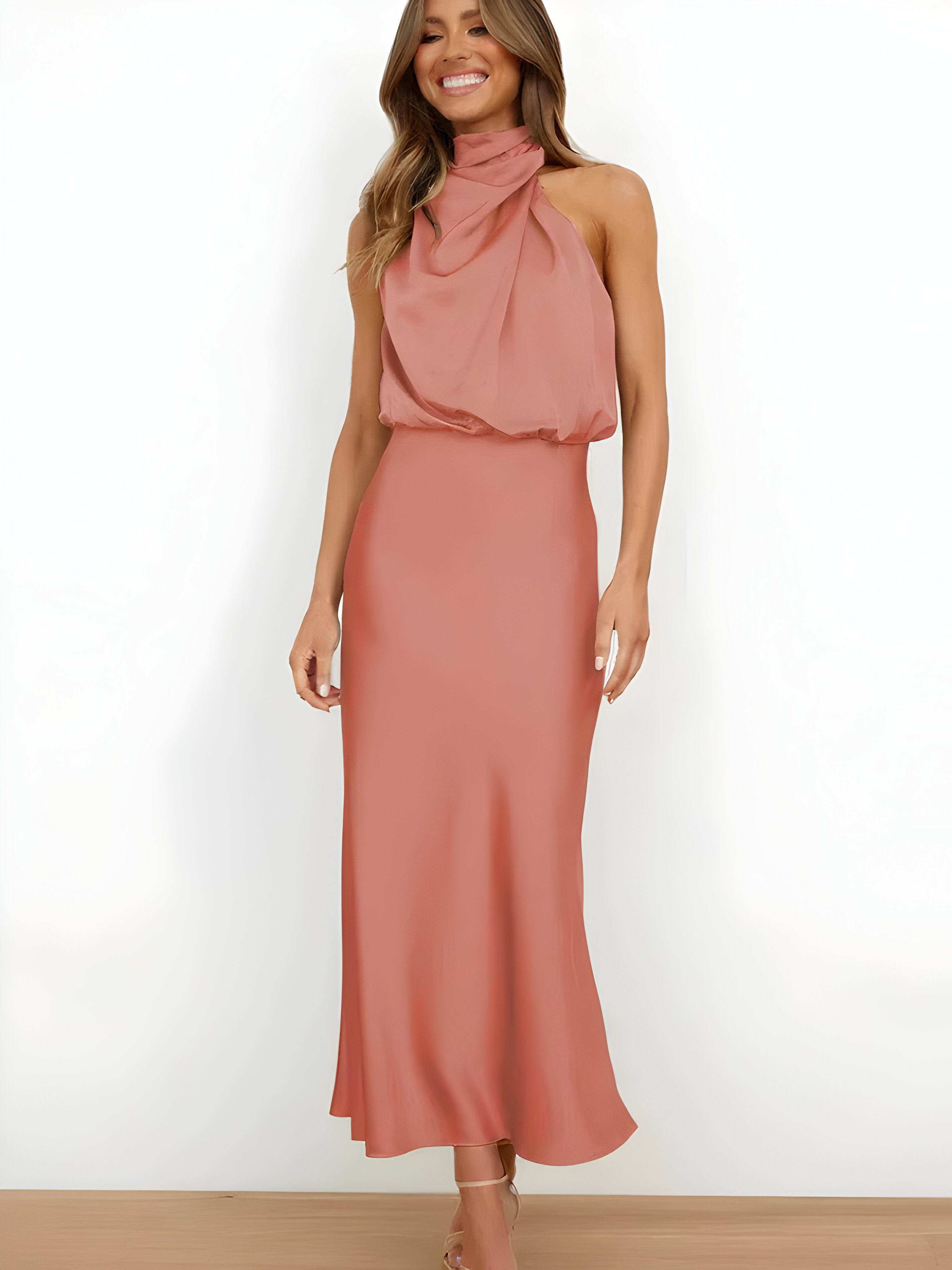 Valenzora | Elegantes Satinkleid-Design