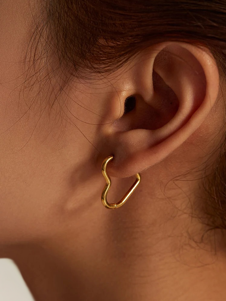 Valenzora | Gold Heart-Shaped Earrings Made of High-Quality Materials