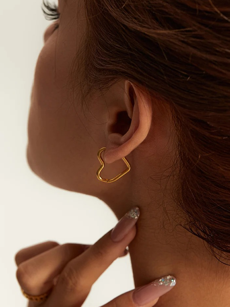 Valenzora | Gold Heart-Shaped Earrings Made of High-Quality Materials