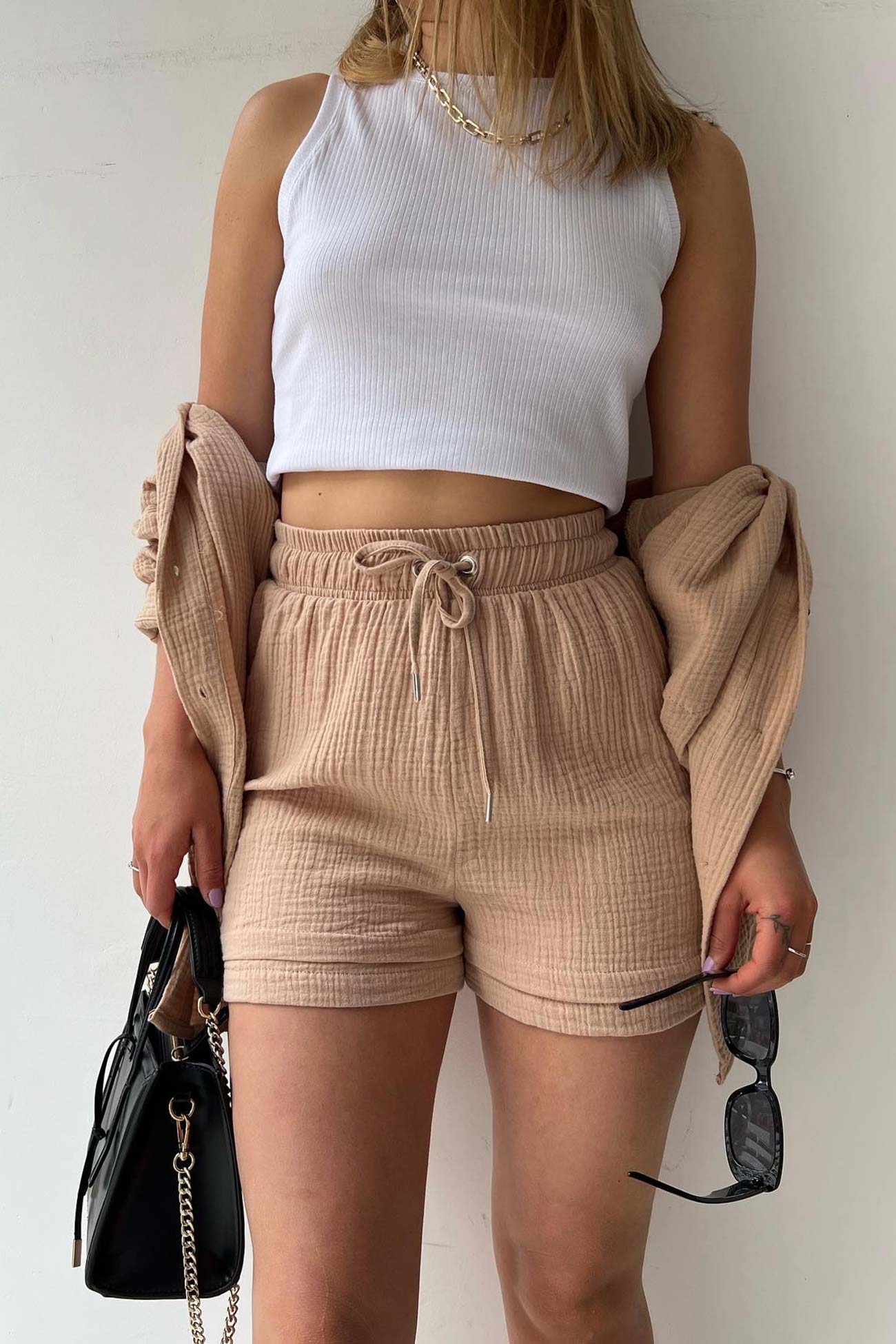 Stilvolles und gemütliches Langarmshirt- und Shorts-Set