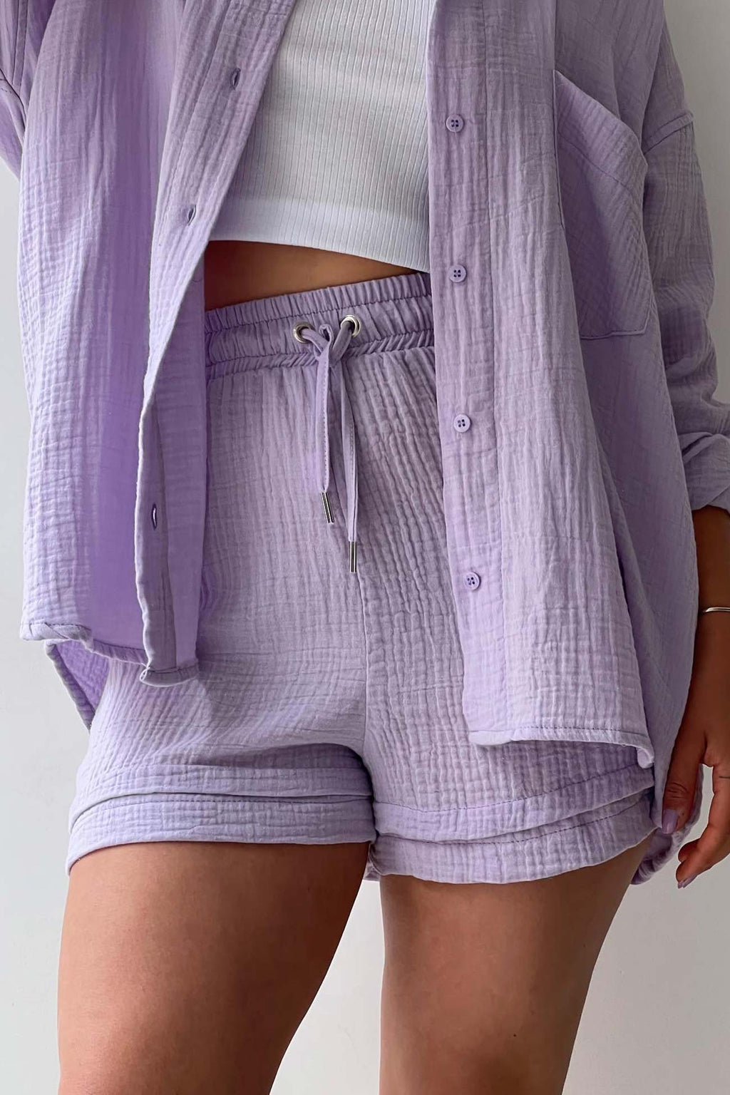 Stilvolles und gemütliches Langarmshirt- und Shorts-Set