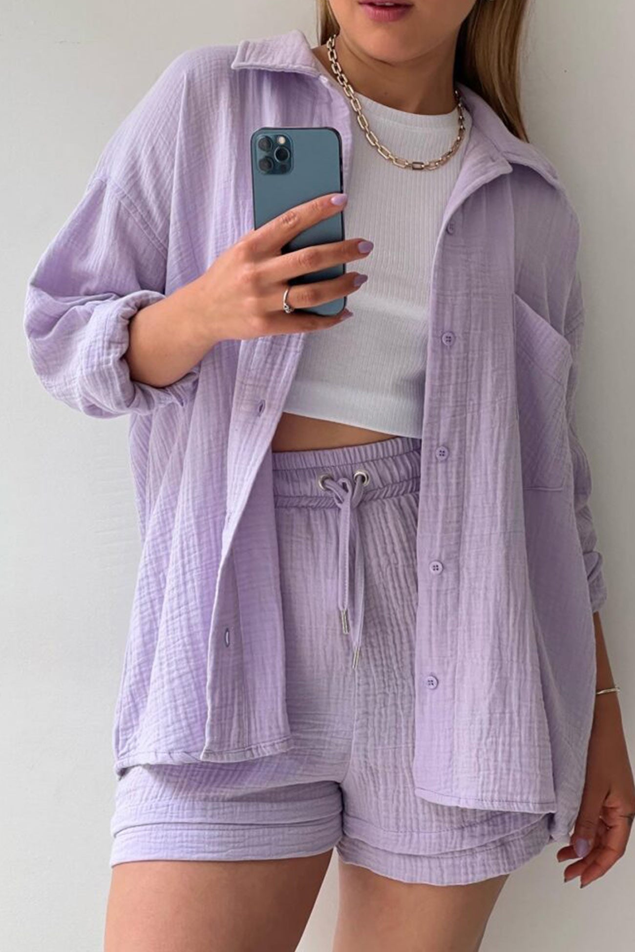 Stilvolles und gemütliches Langarmshirt- und Shorts-Set