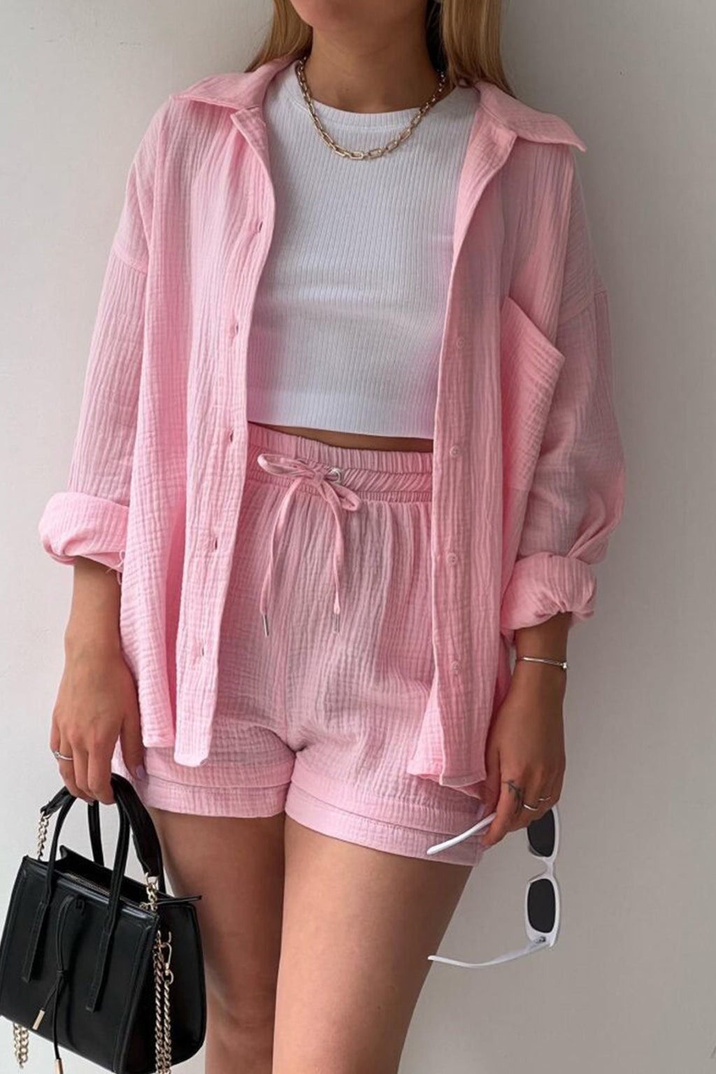 Stilvolles und gemütliches Langarmshirt- und Shorts-Set