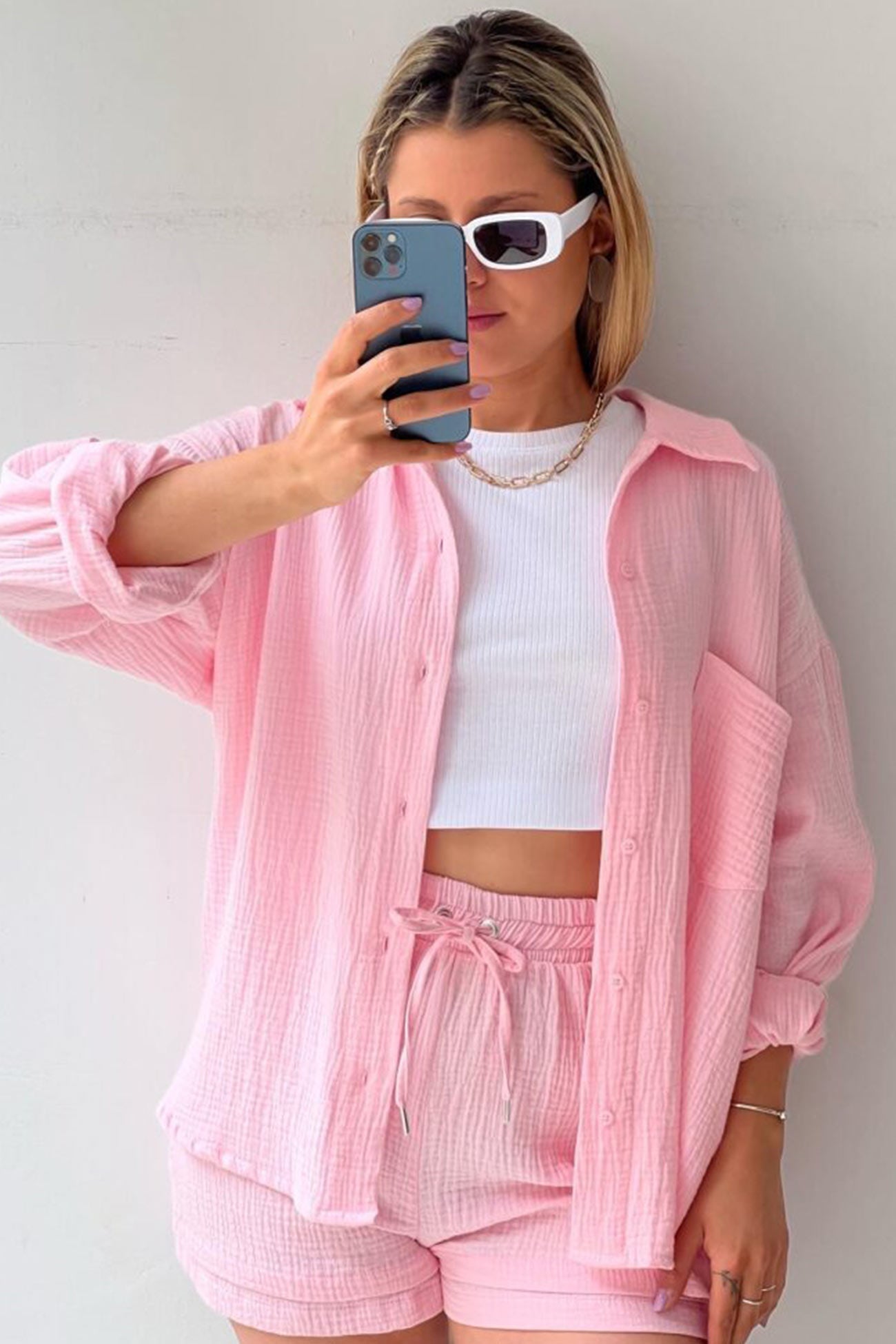 Stilvolles und gemütliches Langarmshirt- und Shorts-Set
