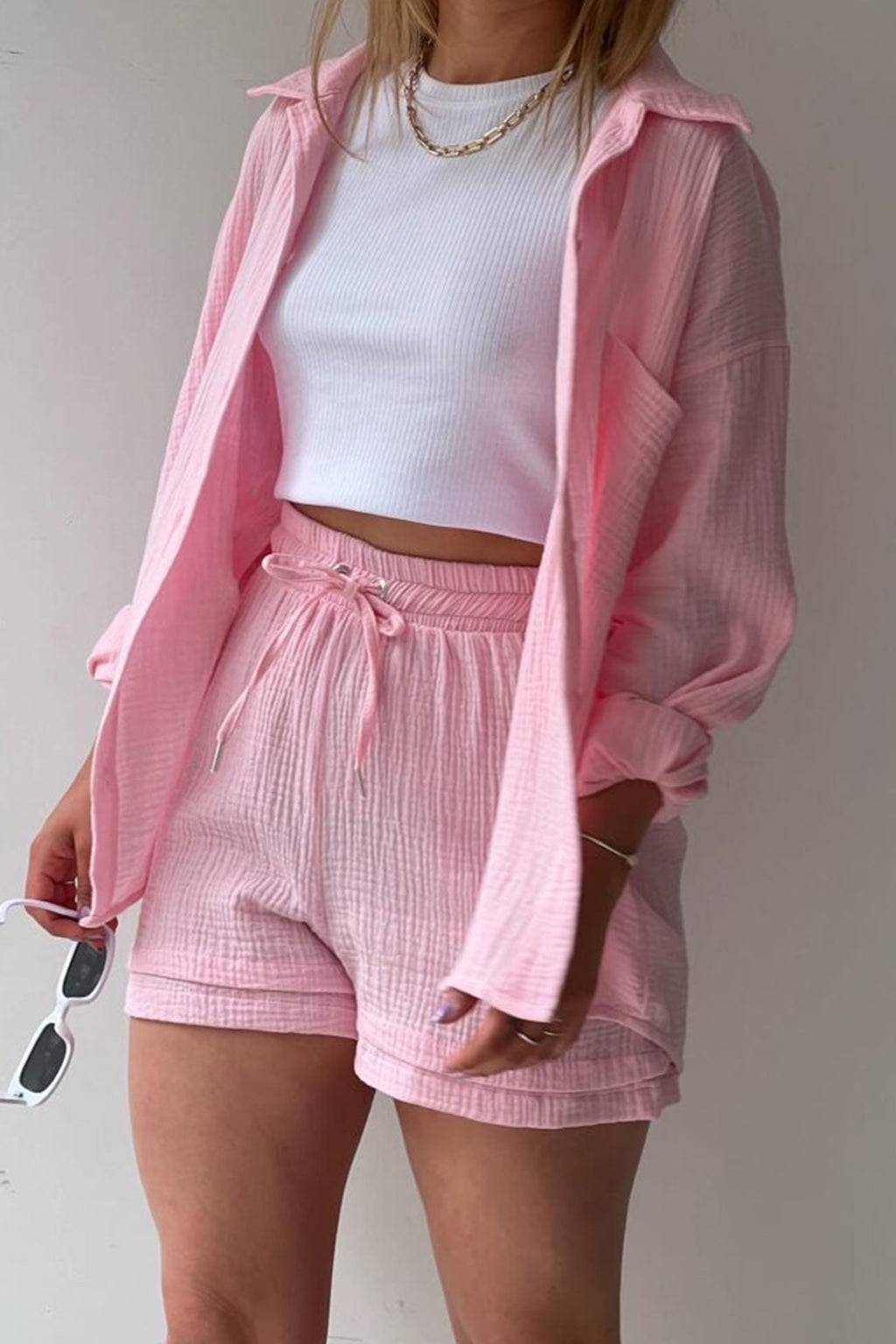 Stilvolles und gemütliches Langarmshirt- und Shorts-Set