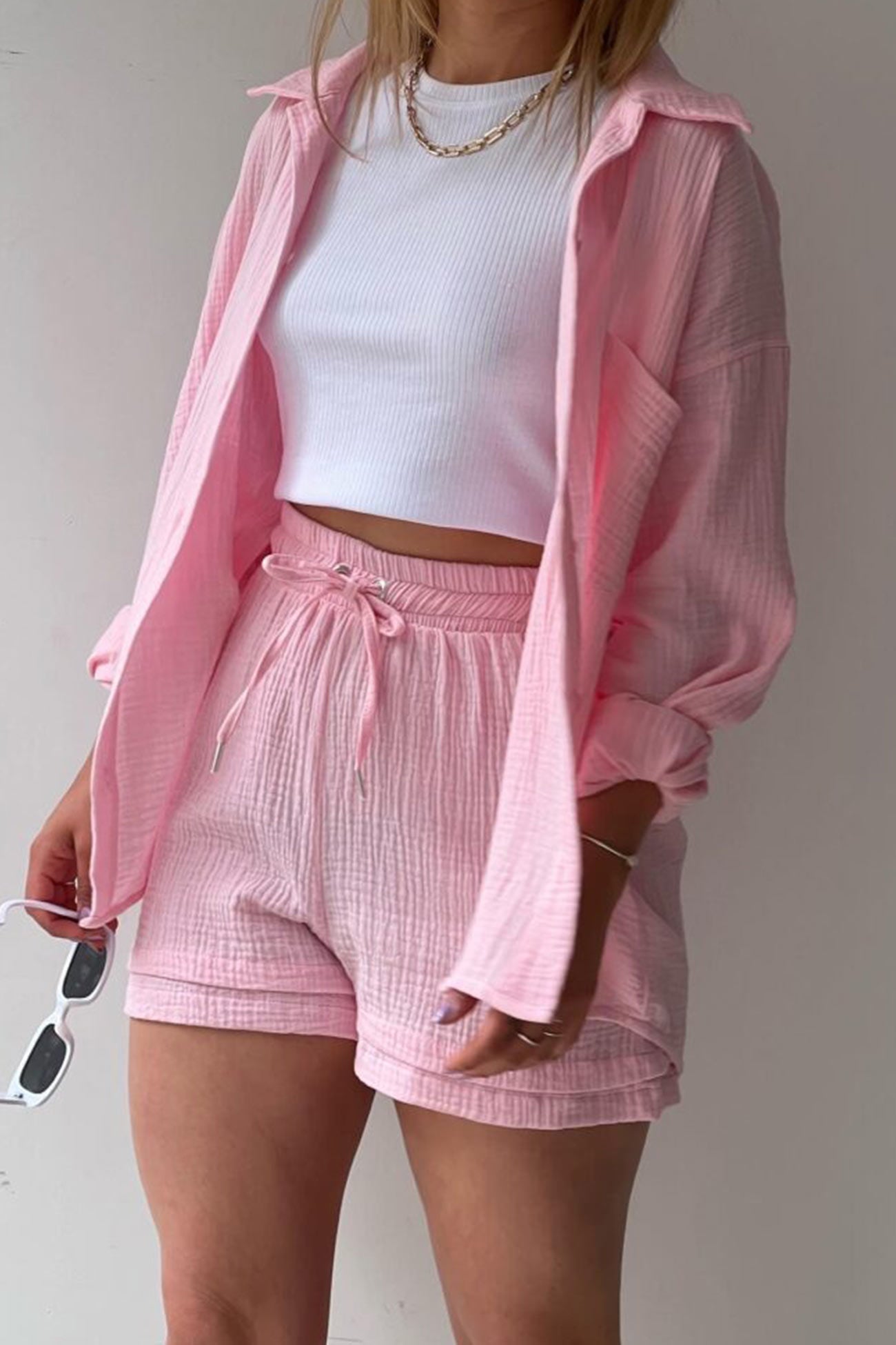 Stilvolles und gemütliches Langarmshirt- und Shorts-Set