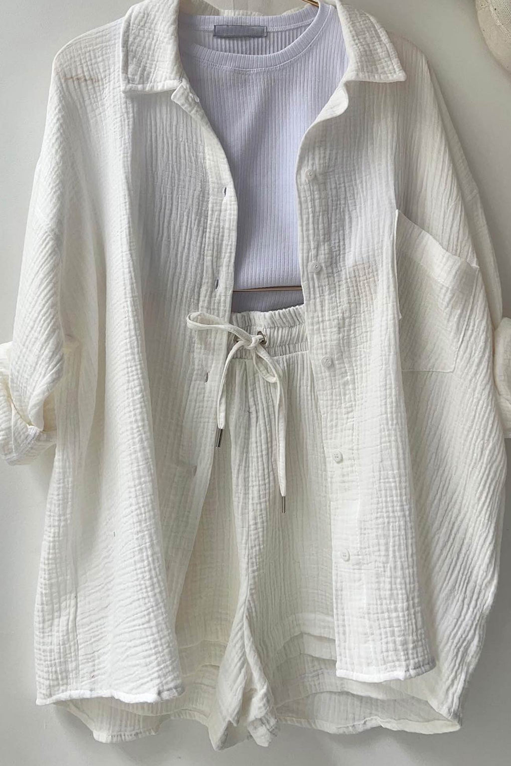 Stilvolles und gemütliches Langarmshirt- und Shorts-Set