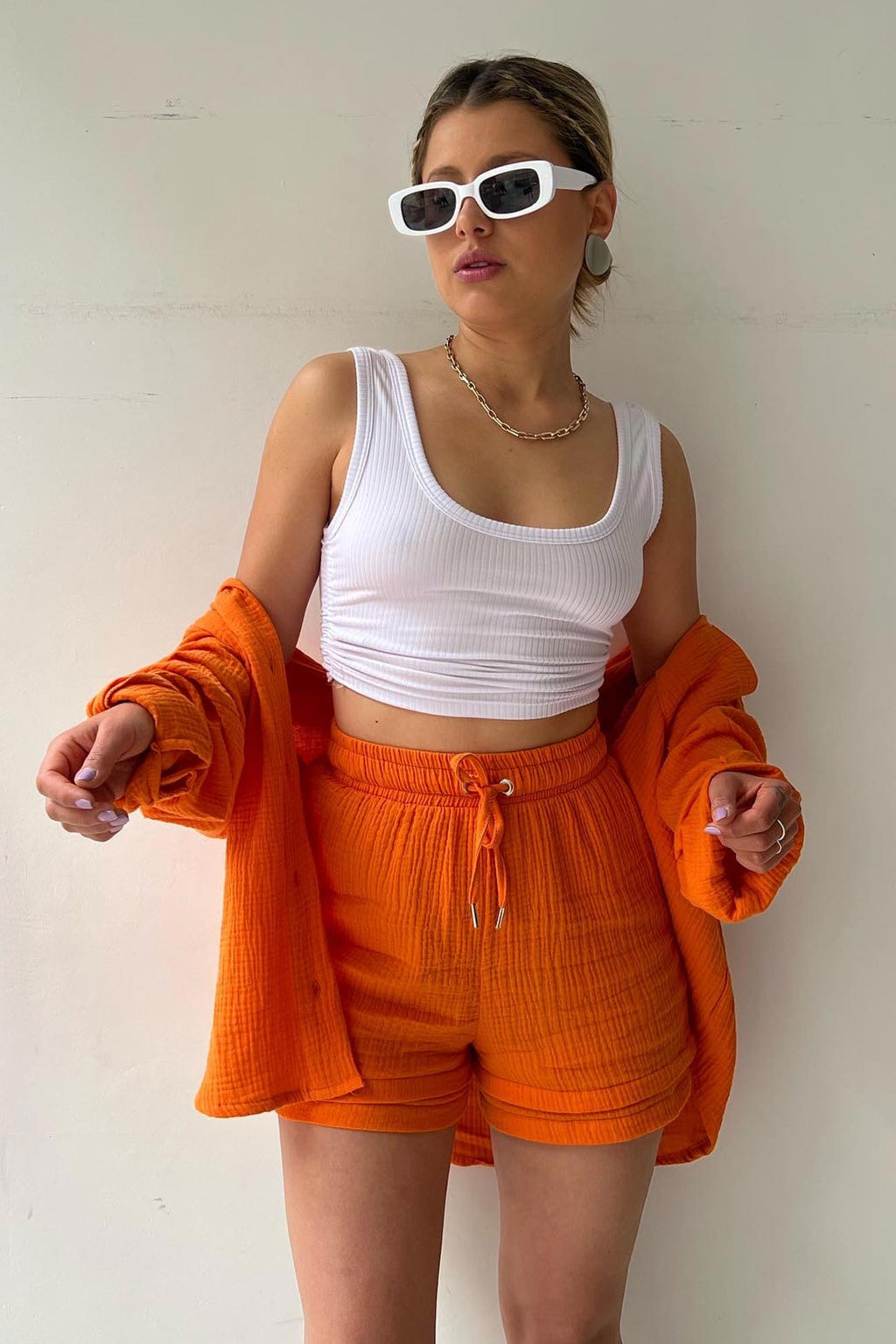 Stilvolles und gemütliches Langarmshirt- und Shorts-Set