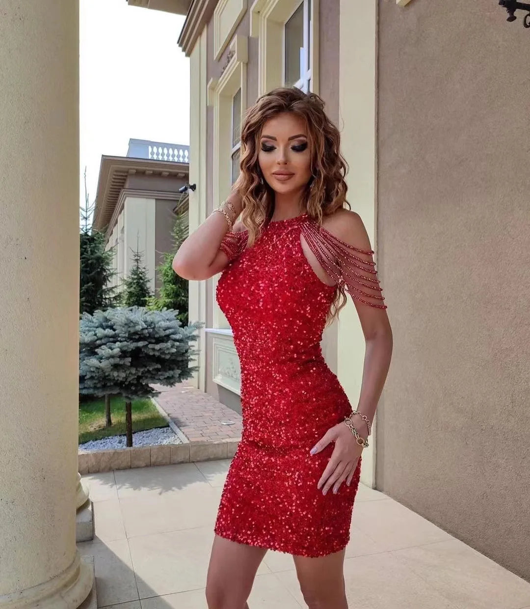 Sleeveless sequined party dress with hip skirt