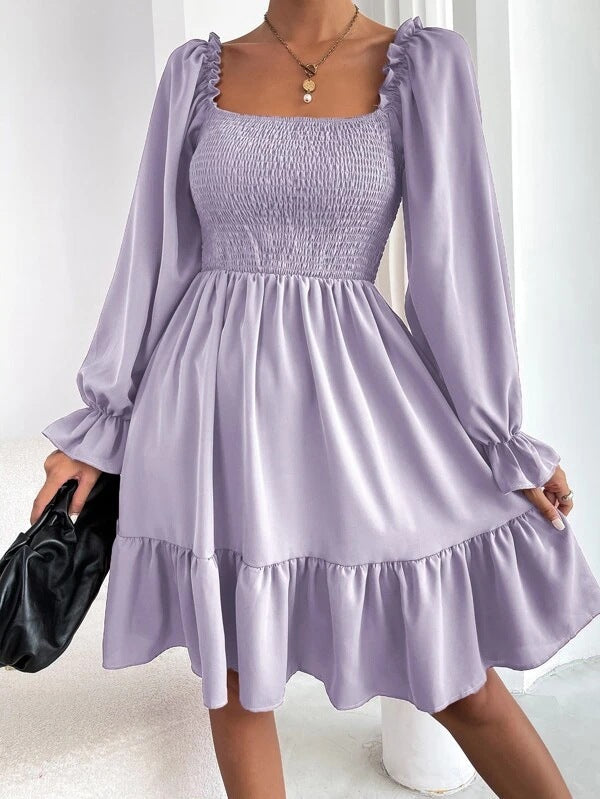Tailliertes Mini-Damenkleid mit voluminösen Rüschenärmeln und eckigem Ausschnitt, Größe S