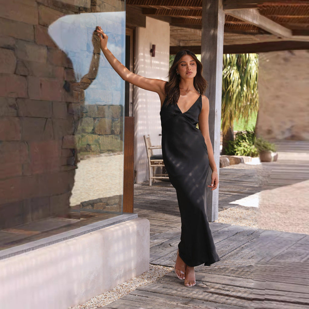 Women's elegant and figure-hugging evening dress with a deep V-neck and slim fit, size [size missing]