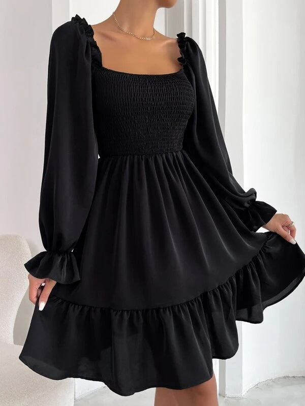 Tailliertes Mini-Damenkleid mit voluminösen Rüschenärmeln und eckigem Ausschnitt, Größe S