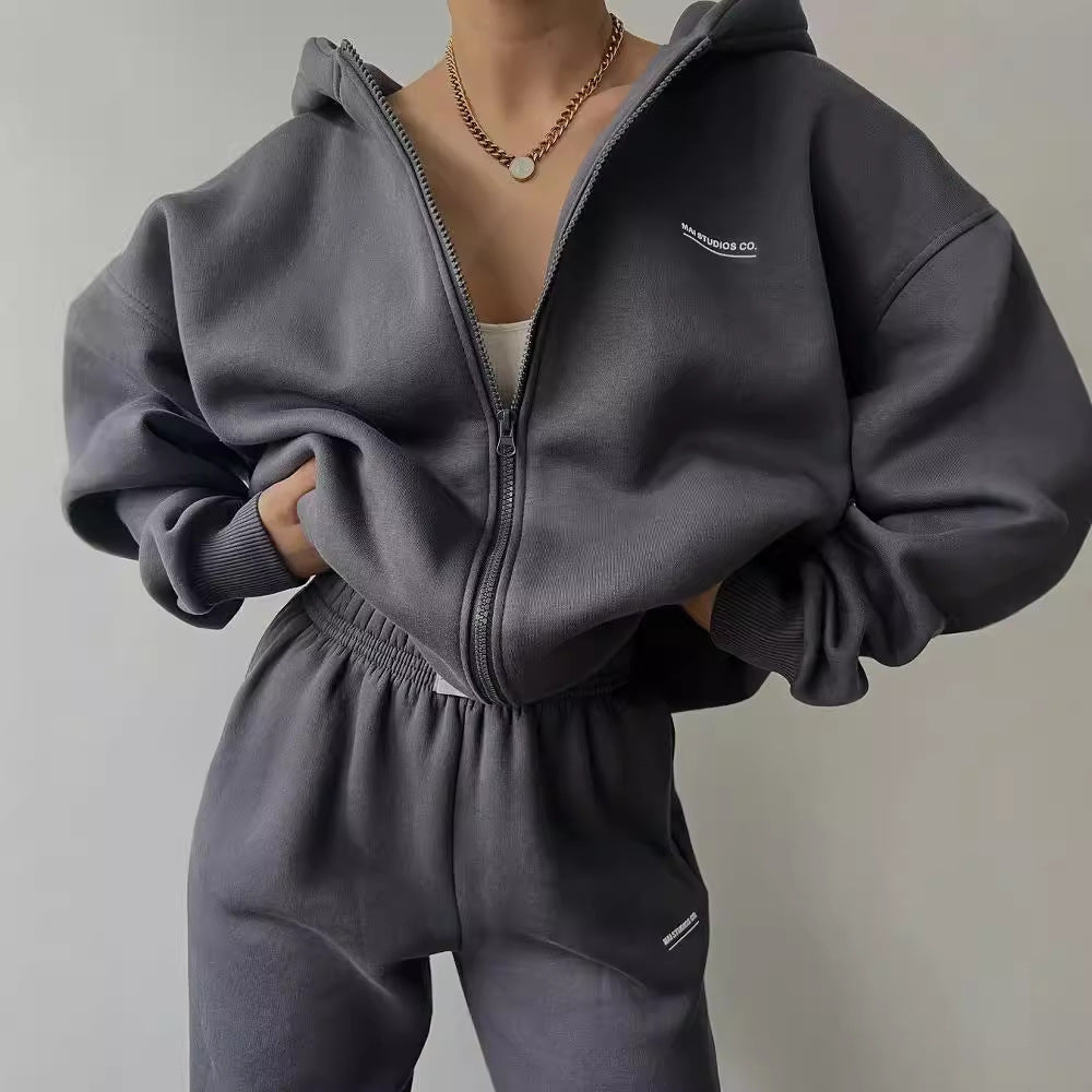Women's casual oversized hoodie with full-length zipper and practical kangaroo pockets, size S