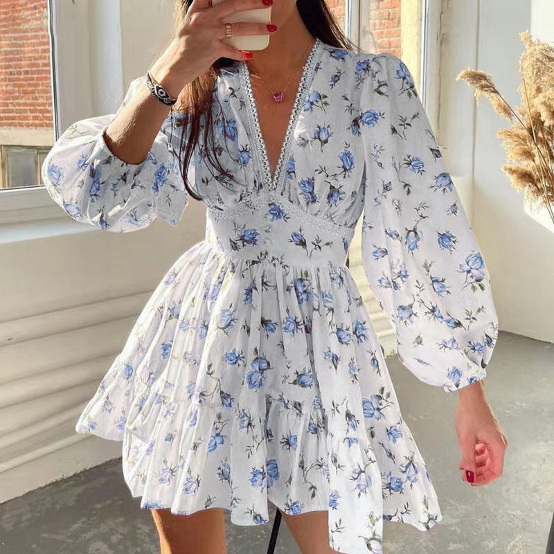 Valenzora | Plissiertes V-Ausschnitt-Kleid mit kurzen Ärmeln