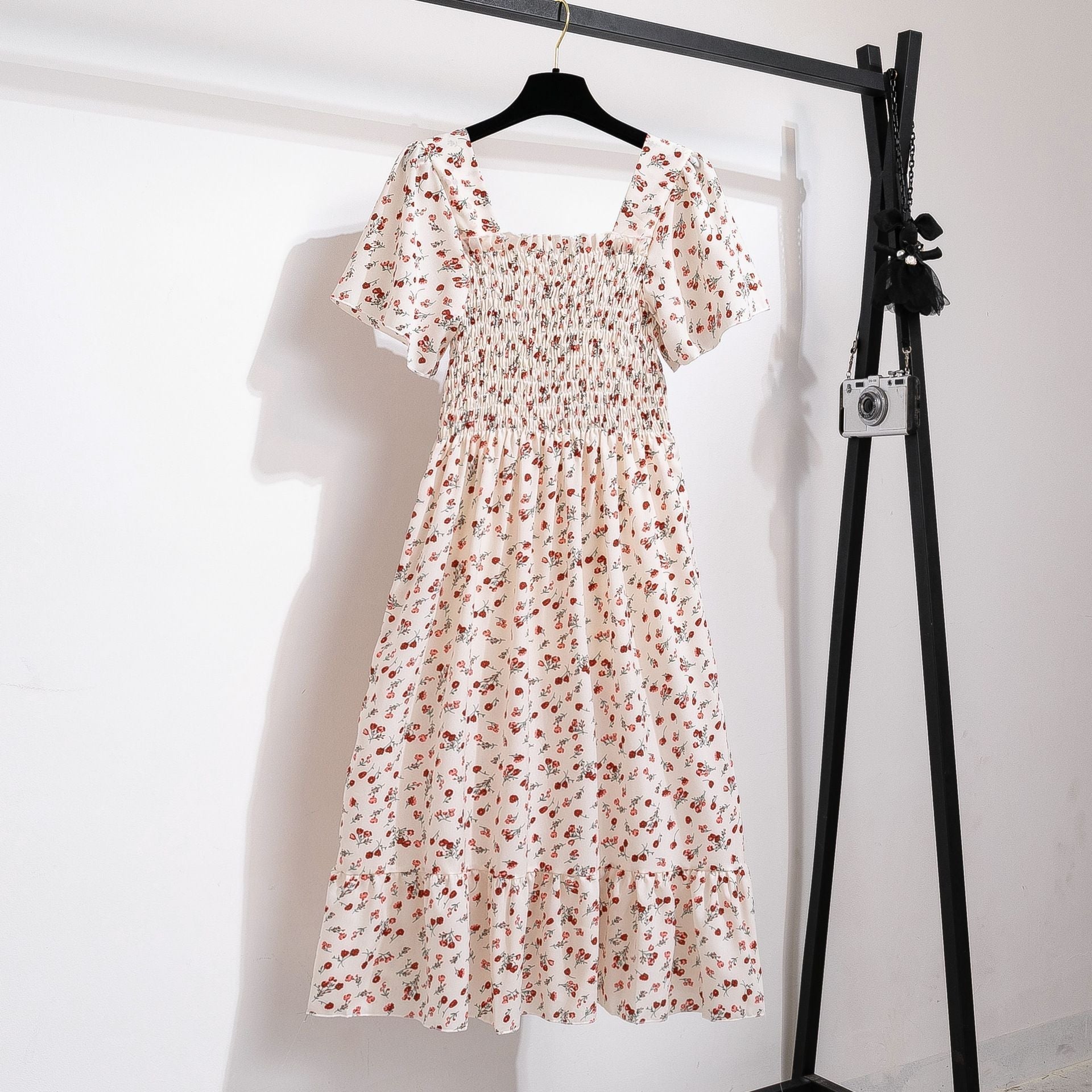 Women's floral print midi dress with elasticated waist and voluminous skirt, size [size]