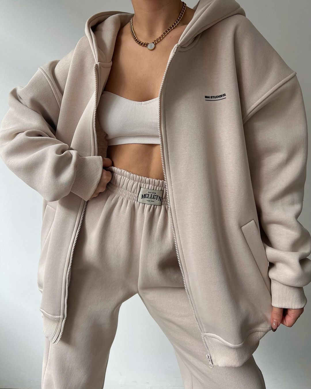 Women's casual oversized hoodie with full-length zipper and practical kangaroo pockets, size S
