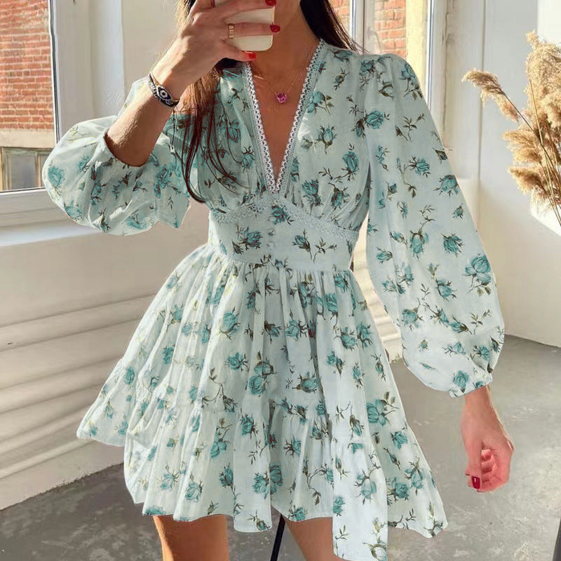 Valenzora | Plissiertes V-Ausschnitt-Kleid mit kurzen Ärmeln