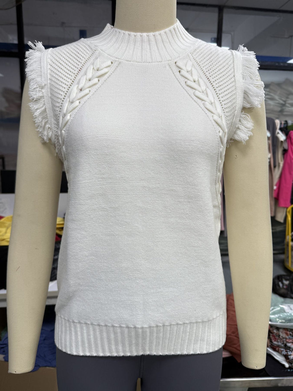 Elegantes Damen-Strickoberteil mit anspruchsvollem Häkelmuster und Fransen, Größe S