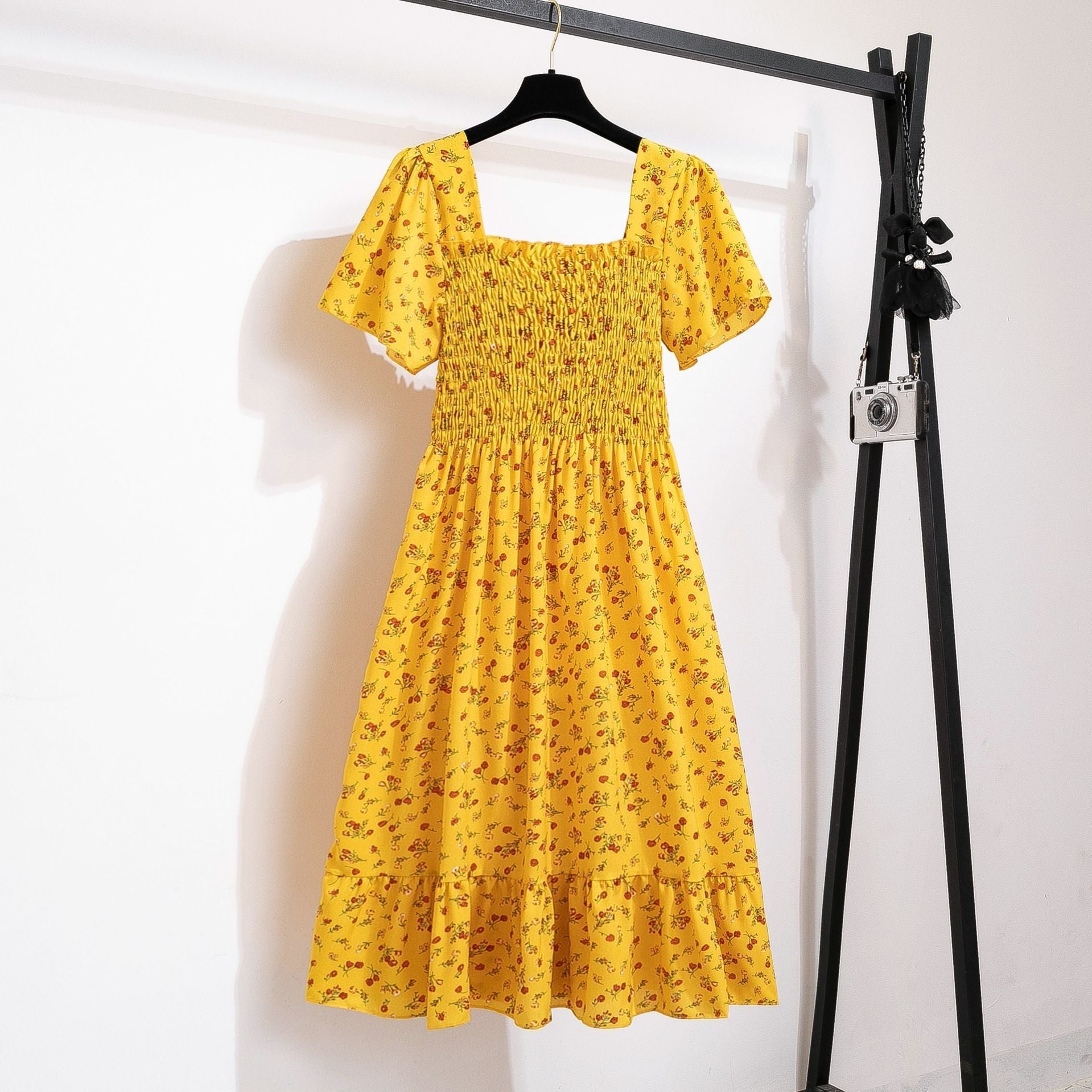 Women's floral print midi dress with elasticated waist and voluminous skirt, size [size]
