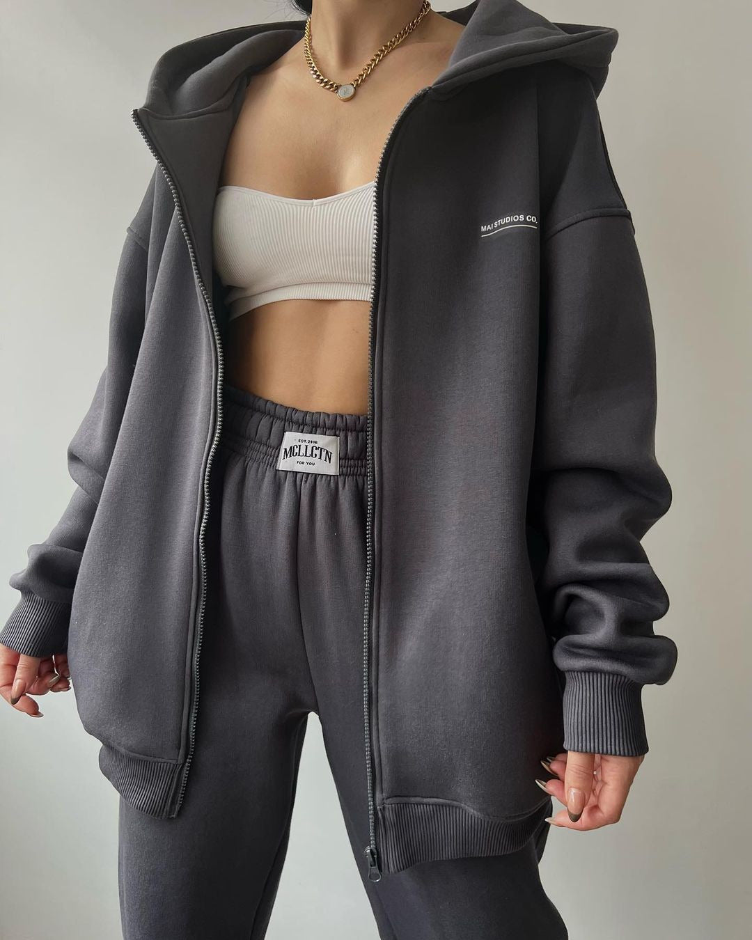 Women's casual oversized hoodie with full-length zipper and practical kangaroo pockets, size S