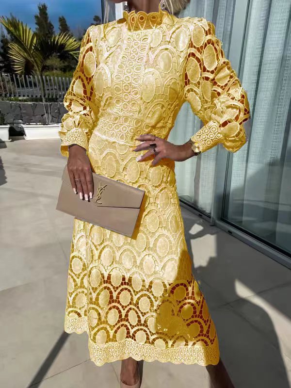 Valenzora | Spitzenkleid mit Puffärmeln und figurbetonter Passform