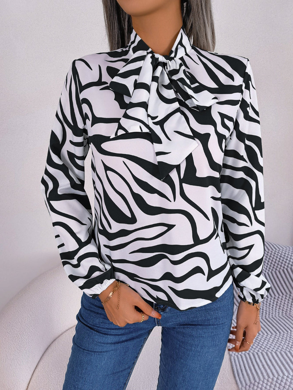 Damenbluse mit modischem Zebramuster und elegantem Schleifenkragen, Größe