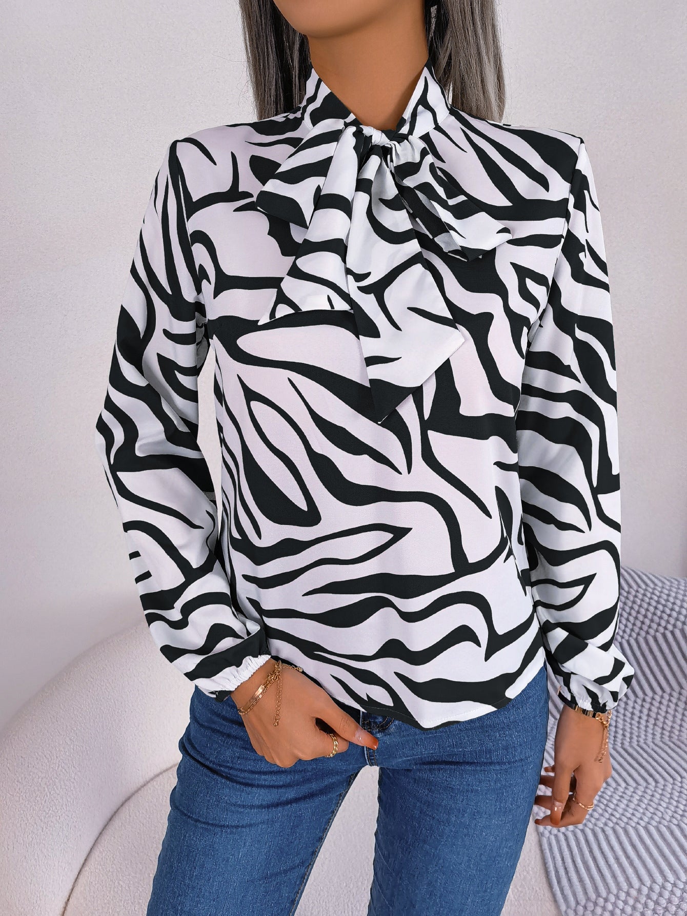 Damenbluse mit modischem Zebramuster und elegantem Schleifenkragen, Größe
