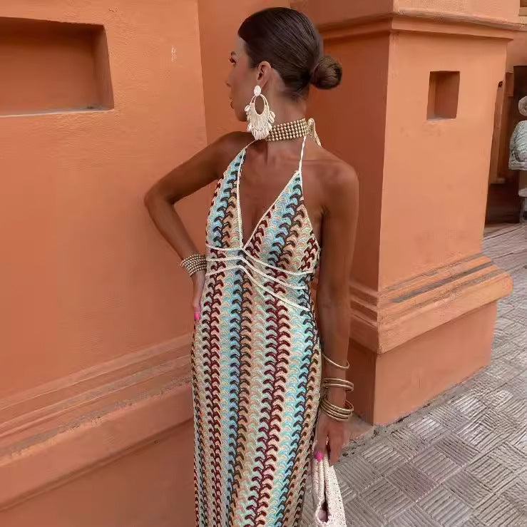 Damenstrickkleid mit tiefem V-Ausschnitt und raffiniertem Wellenmuster, Größe