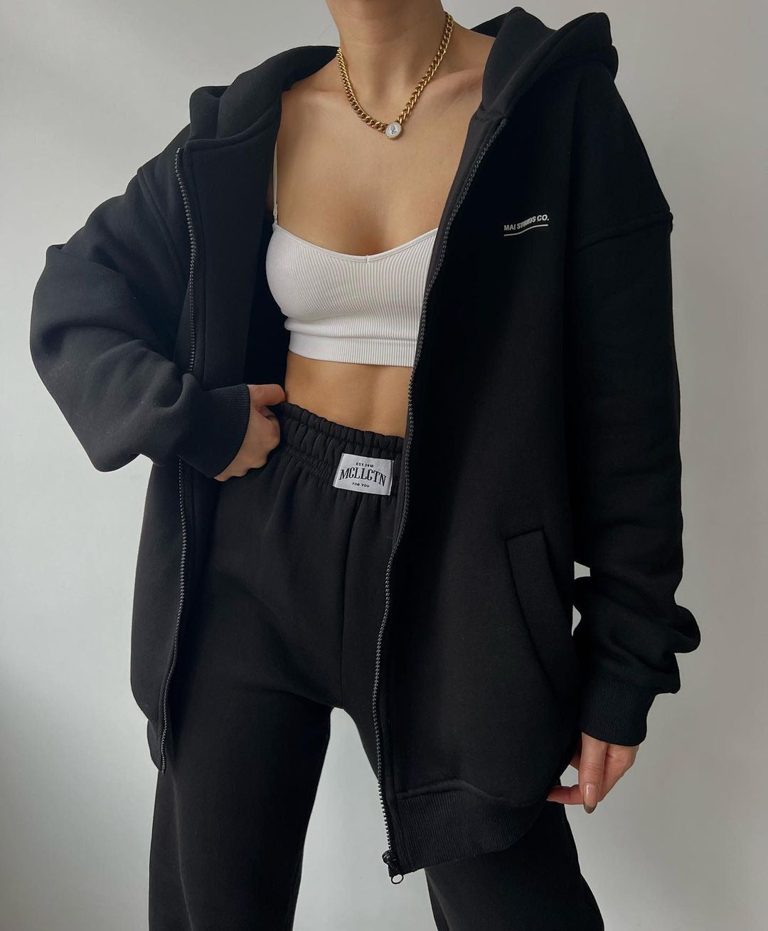Women's casual oversized hoodie with full-length zipper and practical kangaroo pockets, size S