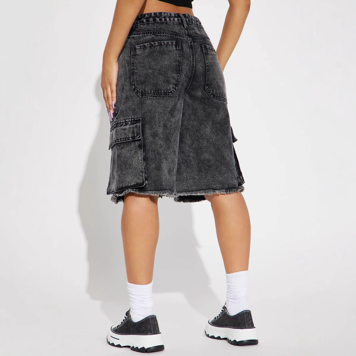 Women's cargo shorts with frayed hem and practical pockets, size Valenzora