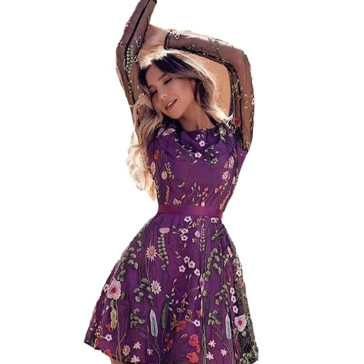Elegantes Damenkleid mit Blumenstickerei und transparenten Ärmeln, Größe [Größe fehlt]