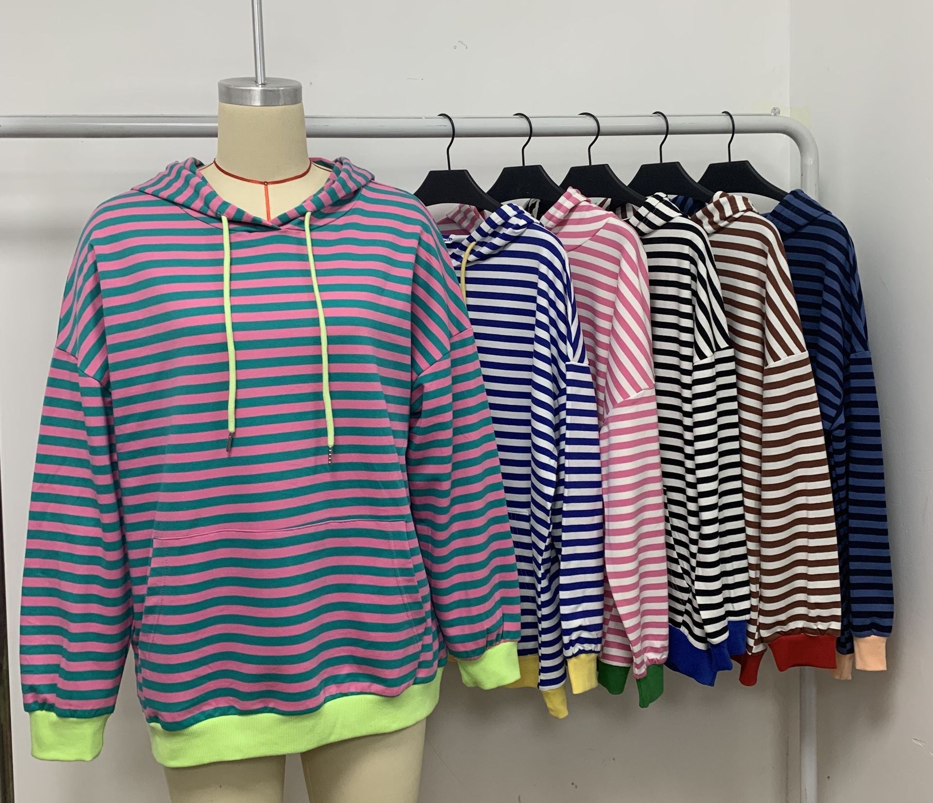 Gestreifter Kapuzenpullover für Damen mit stylischer Kängurutasche, Größe S