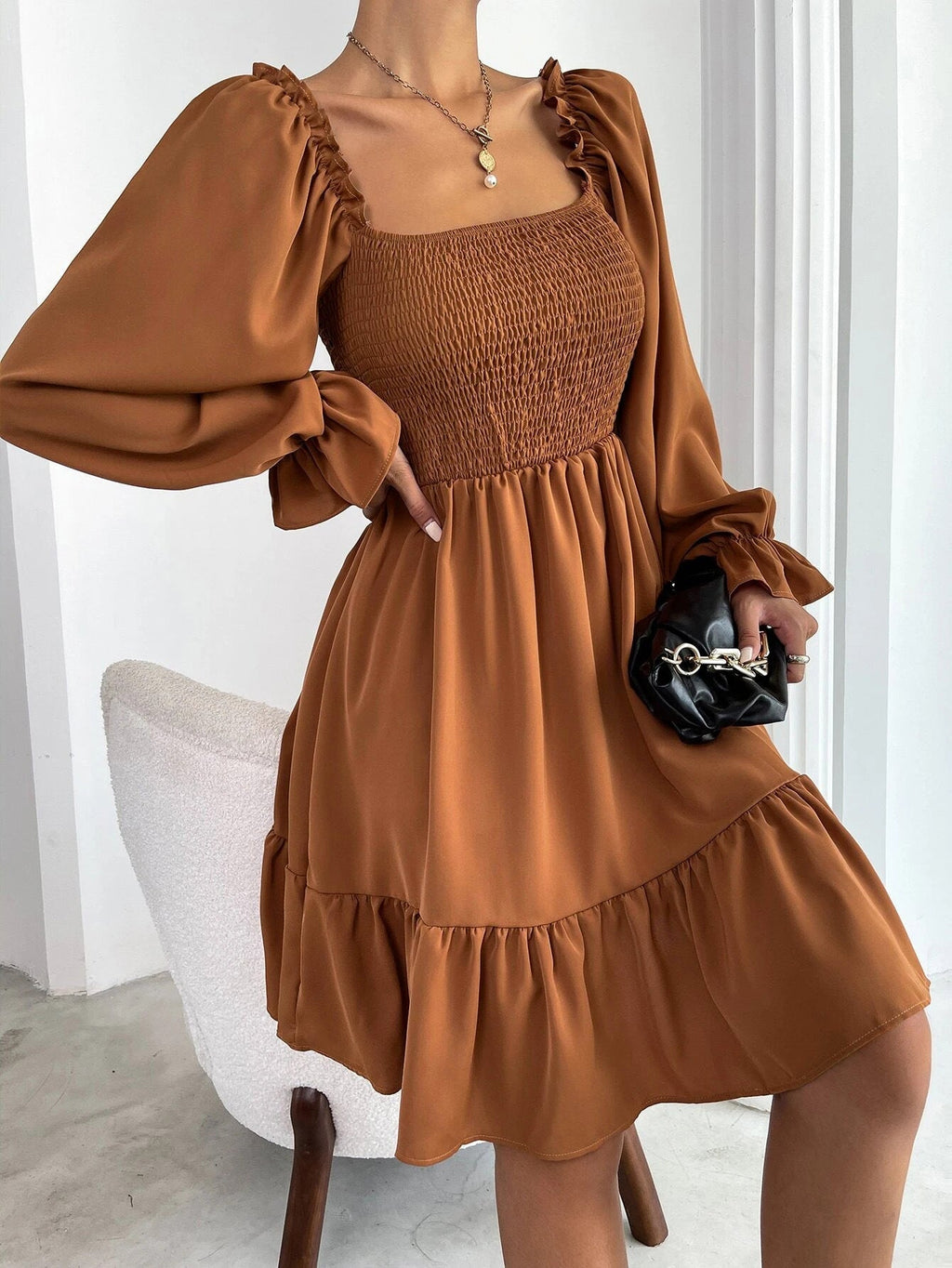 Tailliertes Mini-Damenkleid mit voluminösen Rüschenärmeln und eckigem Ausschnitt, Größe S