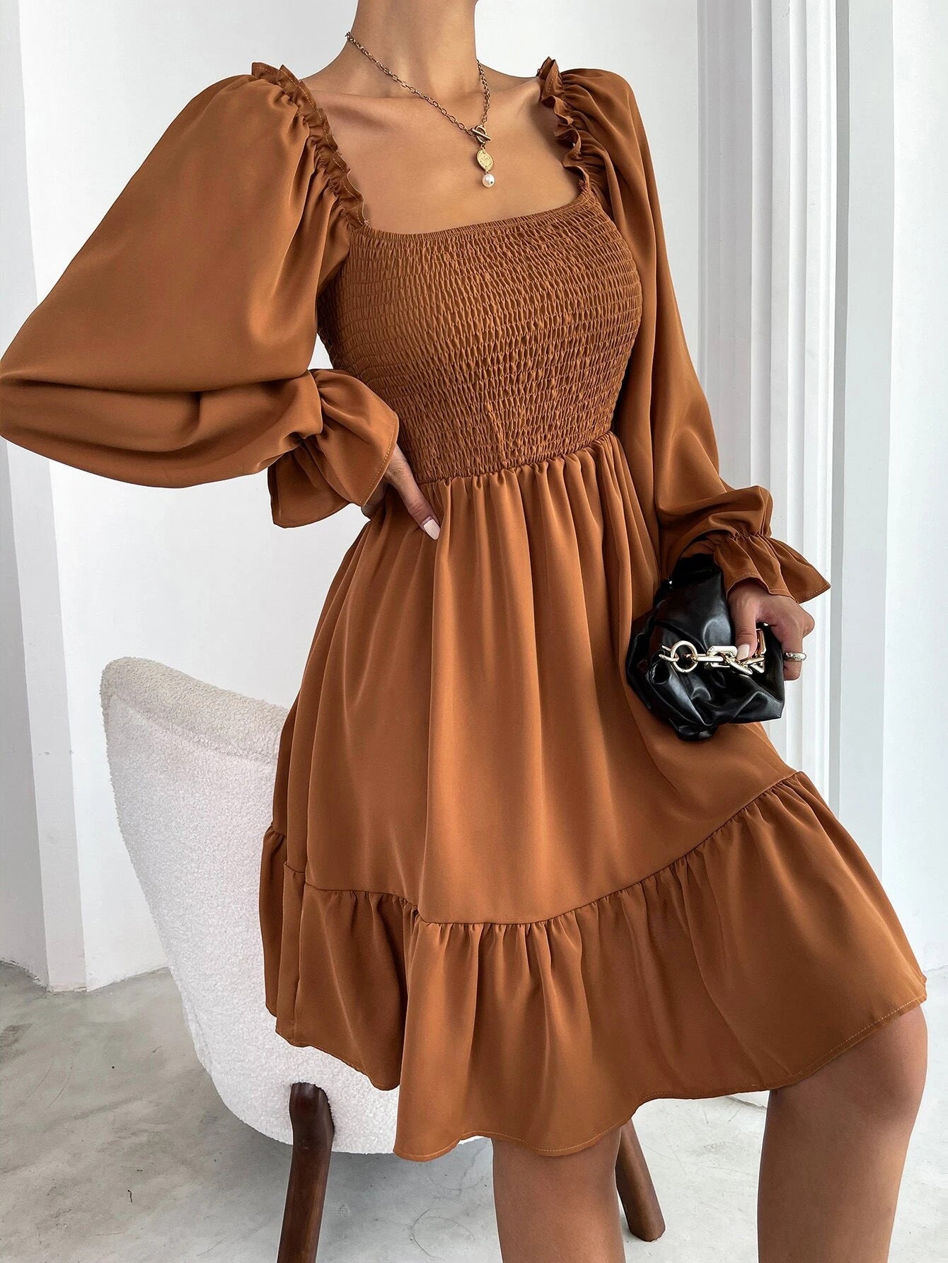 Tailliertes Mini-Damenkleid mit voluminösen Rüschenärmeln und eckigem Ausschnitt, Größe S
