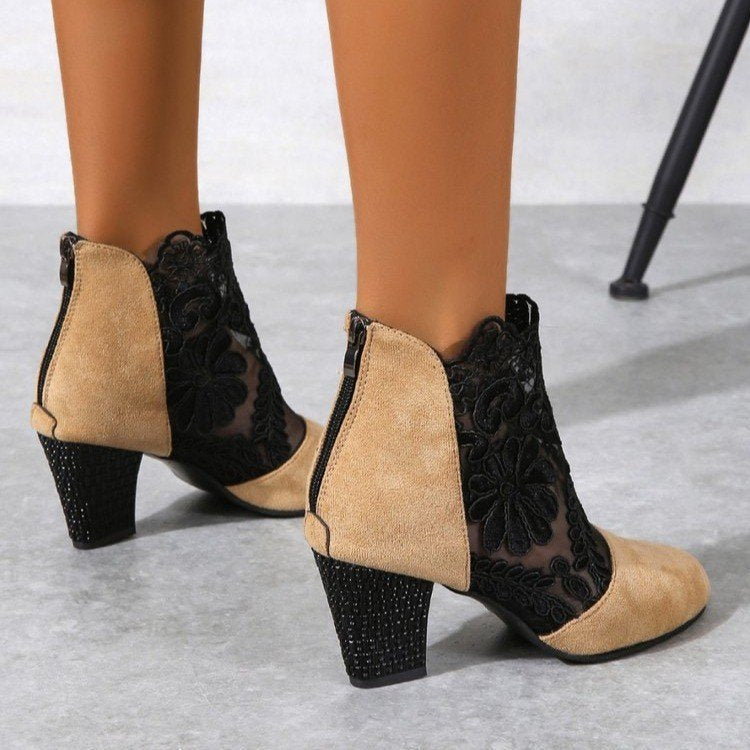 Damen Stiefeletten mit romantischem Spitzenobermaterial und bequemem Blockabsatz, Größe S