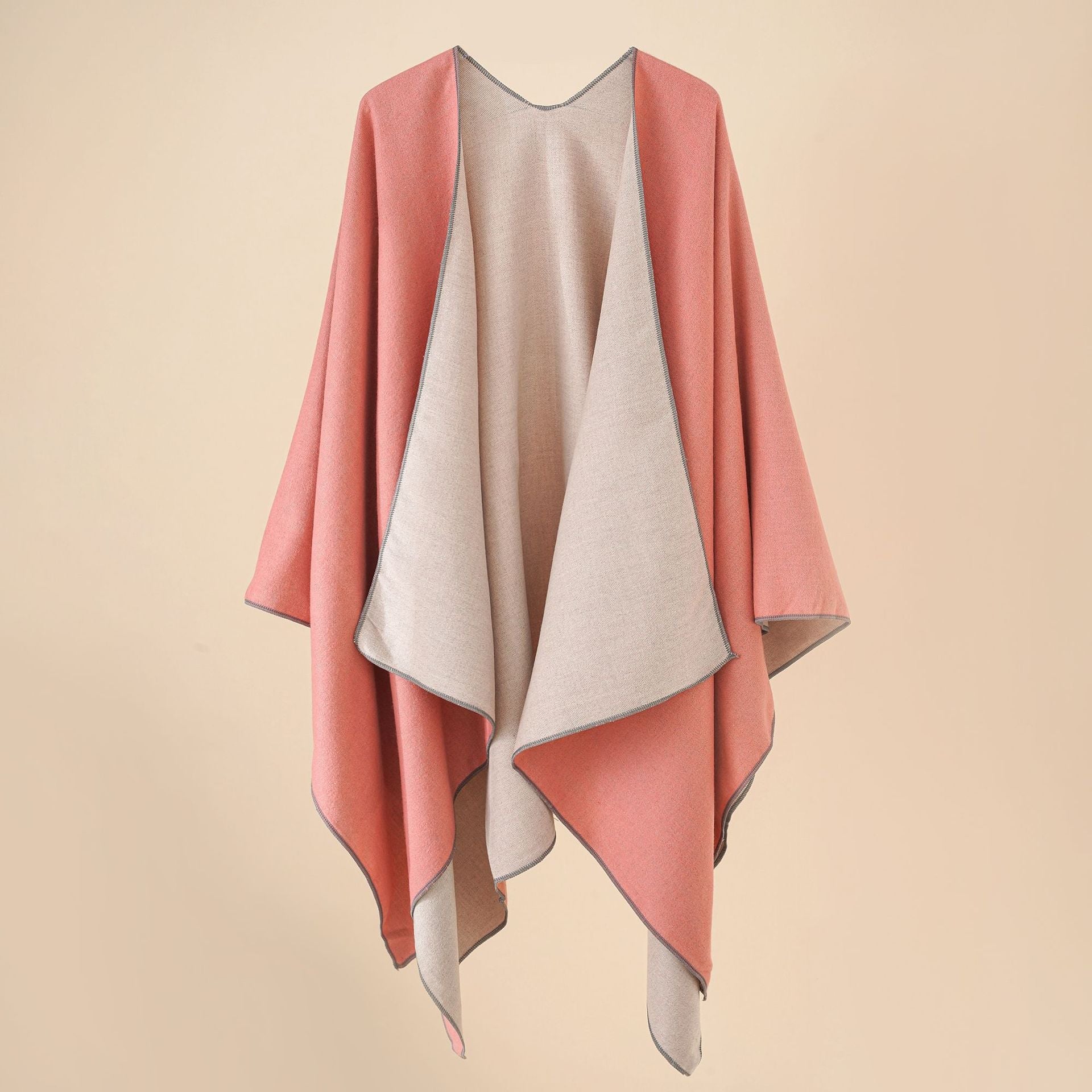 Women's comfortable poncho made of a soft wool blend with an elegant cut, size [size missing]