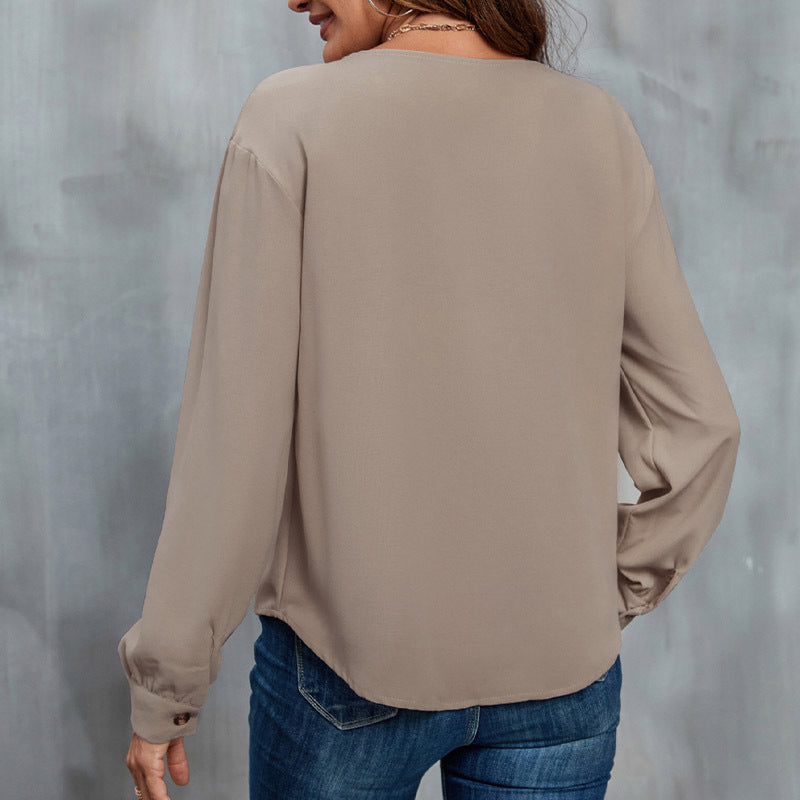Damenbluse mit asymmetrischem Kragen und Knopfdetails, Größe