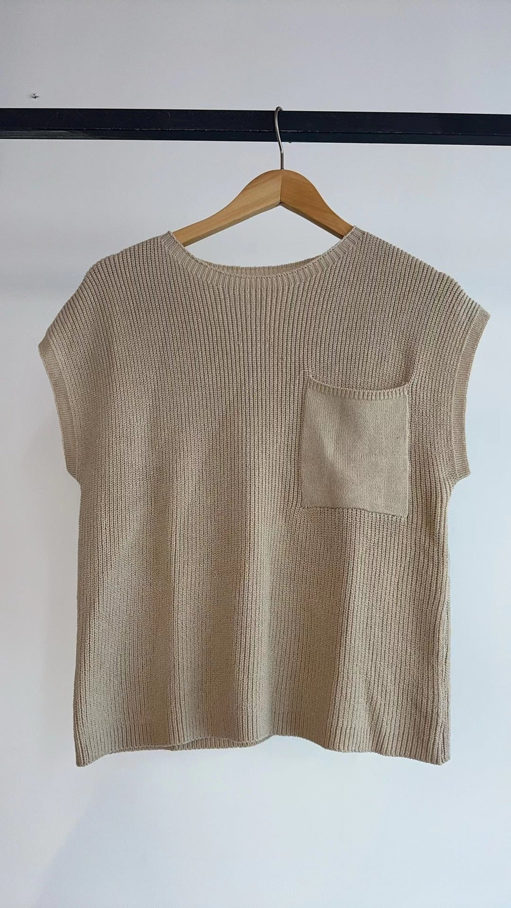 Women's casual knit top with chest pocket and airy fit, size