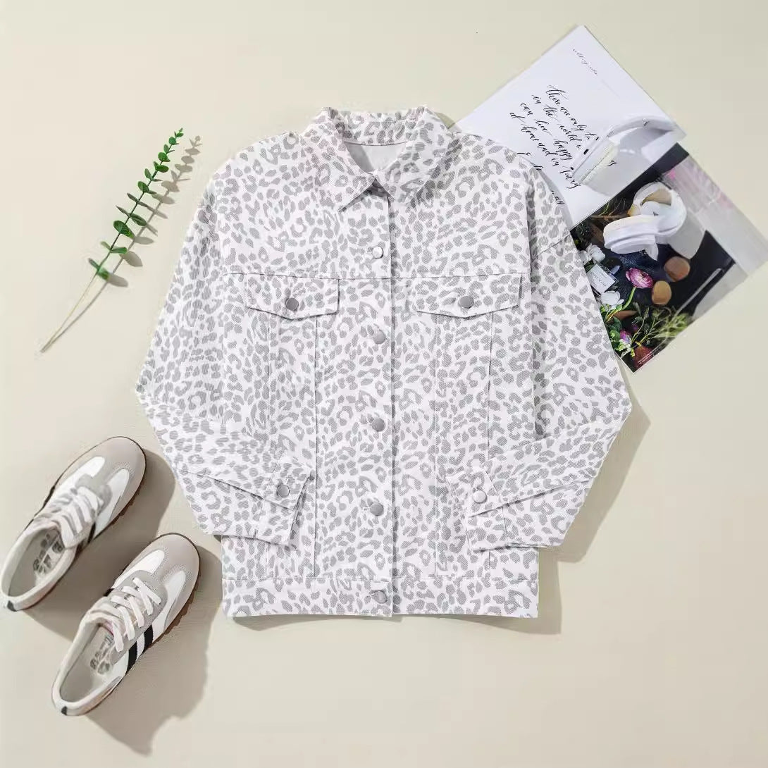 Damen-Jeansjacke im trendigen Leoparden-Print-Design mit entspannter Passform und modischen Details, Größe S